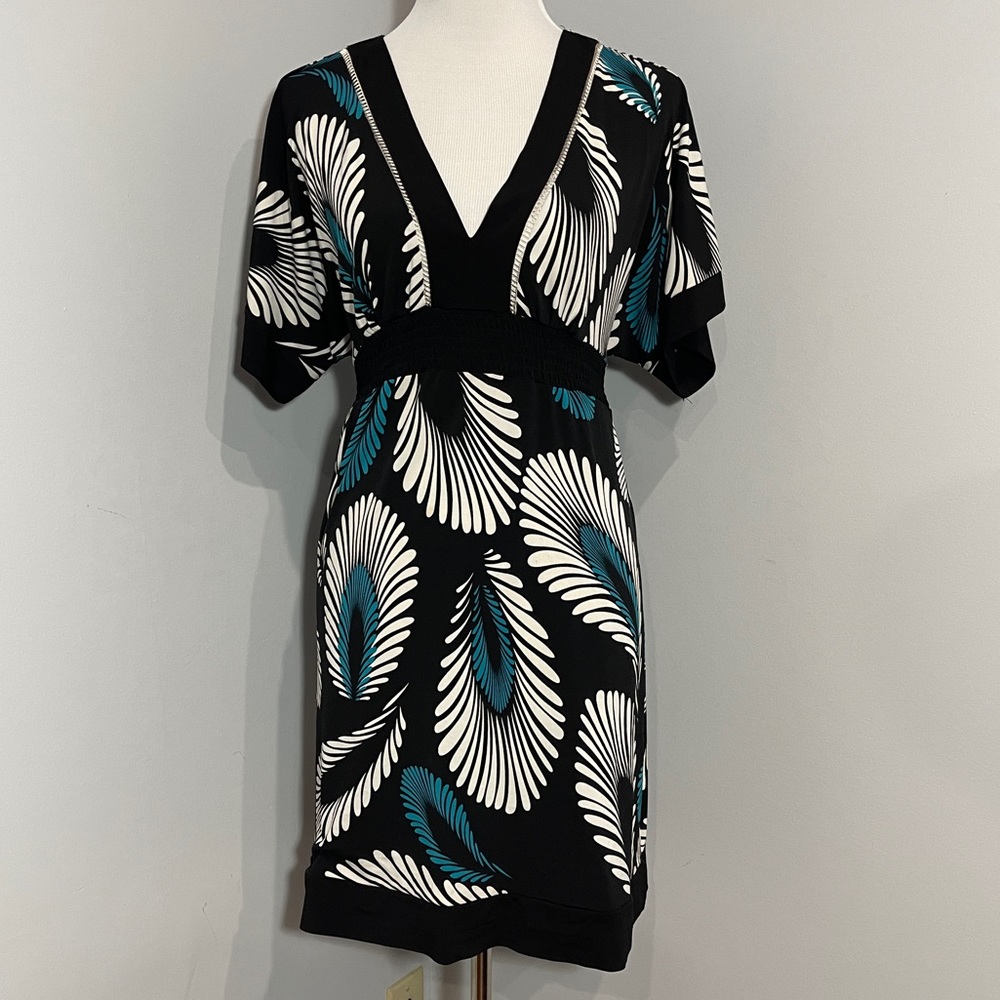 Vneck dress with feather like pattern